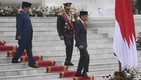 Presiden Joko Widodo (kanan) berjalan didampingi Panglima TNI Jenderal TNI Andika Perkasa (tengah) dan Menteri Pertahanan Prabowo Subianto (kiri) memimpin upacara peringatan HUT ke-77 TNI di halaman Istana Merdeka, Jakarta, Rabu (5/10/2022). Peringatan HUT TNI di Istana dimeriahkan oleh pertunjukan pesawat tempur, pameran alutsista dan defile pasukan. ANTARA FOTO/Akbar Nugroho Gumay