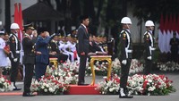 Presiden Joko Widodo (tengah) didampingi Panglima TNI Jenderal TNI Andika Perkasa (kiri) dan Menteri Pertahanan Prabowo Subianto (kedua kiri) memimpin upacara peringatan HUT ke-77 TNI di halaman Istana Merdeka, Jakarta, Rabu (5/10/2022). Rangkaian upacara dimulai dengan masuknya prajurit TNI dari berbagai kesatuan ke lokasi upacara. Setelah itu, komandan upacara Kolonel Laut (PM) Moh Erwin Kasirun memasuki lapangan upacara. ANTARA FOTO/Akbar Nugroho Gumay