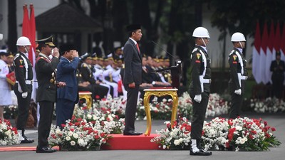 Momen Jokowi Pimpin Upacara HUT ke-77 TNI di Istana Negara