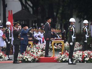 Momen Jokowi Pimpin Upacara HUT ke-77 TNI di Istana Negara