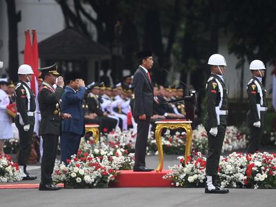 Momen Jokowi Pimpin Upacara HUT ke-77 TNI di Istana Negara
