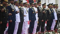 Sejumlah perwira tinggi TNI mengikuti upacara peringatan HUT ke-77 TNI di halaman Istana Merdeka, Jakarta, Rabu (5/10/2022). Tidak hanya itu, Jokowi juga meminta agar TNI memegang teguh jati diri sebagai tentara profesional. Sebab menurutnya masyarakat dan bangsa Indonesia menaruh harapan besar pada TNI. ANTARA FOTO/Akbar Nugroho Gumay