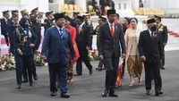 Presiden Joko Widodo (tengah) berjalan bersama Wakil Presiden Maruf Amin (kanan) dan Menteri Pertahanan Prabowo Subianto (kiri) usai memimpin upacara peringatan HUT ke-77 TNI di halaman Istana Merdeka, Jakarta, Rabu (5/10/2022). Jokowi meminta TNI dan Polri tetap bersinergi. Hal ini menurutnya perlu dilakukan salah satunya untuk mensukseskan berbagai agenda nasional.  ANTARA FOTO/Akbar Nugroho Gumay