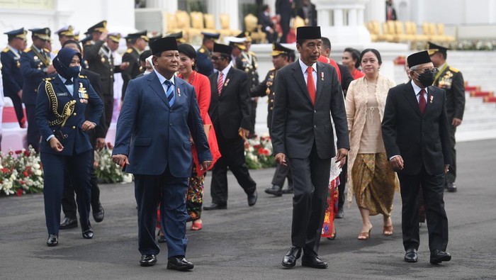 Momen Jokowi Pimpin Upacara HUT ke-77 TNI di Istana Negara Presiden Joko Widodo (tengah) berjalan bersama Wakil Presiden Ma'ruf Amin (kanan) dan Menteri Pertahanan Prabowo Subianto (kiri) usai memimpin upacara peringatan HUT ke-77 TNI di halaman Istana Merdeka, Jakarta, Rabu (5/10/2022). Peringatan HUT TNI di Istana dimeriahkan oleh pertunjukan pesawat tempur, pameran alutsista dan defile pasukan. ANTARA FOTO/Akbar Nugroho Gumay/nz