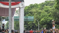 Presiden Joko Widodo (kiri) memberikan hormat kepada anggota marching band dari Secapa AD saat defile pasukan usai upacara peringatan HUT ke-77 TNI di depan Istana Merdeka, Jakarta, Rabu (5/10/2022). Jokowi mengingatkan pembangunan kekuatan perlu dilakukan selaras dengan pembangunan nasional. Selain itu Jokowi juga meminta agar program bela negara dilanjutkan sesuai prinsip demokrasi. ANTARA FOTO/Hafidz Mubarak A