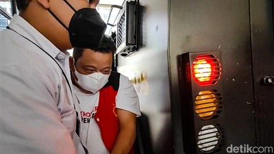 Momen Kuat Maruf dkk Dikawal Brimob Tiba di Mabes Polri