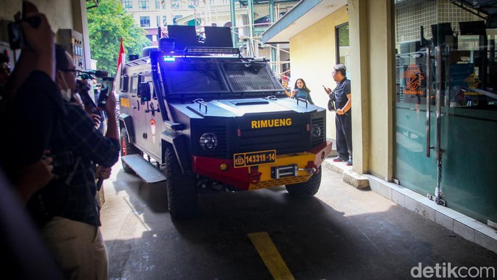 Momen Kuat Ma'ruf dkk Dikawal Brimob Tiba di Mabes Polri Kuat Ma'ruf dkk tiba kembali di Mabes Polri seusai pelimpahan tahap II dari Kejagung RI dalam kasus pembunuhan Brigadir Yosua Hutabarat. Mereka dikawal ketat Brimob.