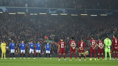 Momen Pemain Liga Champions Mengheningkan Cipta untuk Tragedi Kanjuruhan