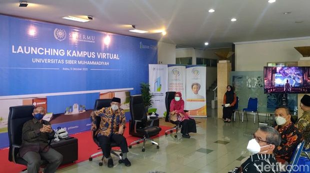 Ketua Umum (Ketum) PP Muhammadiyah Haedar Nashir meresmikan kampus virtual Universitas Siber Muhammadiyah (SiberMu) berbasis teknologi immersive, Rabu (5/10/2022).