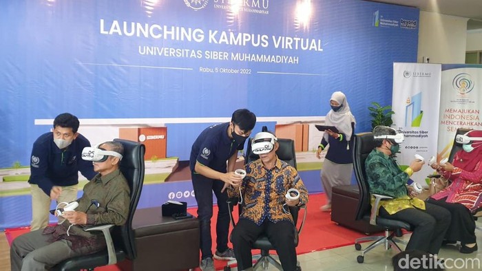 Ketua Umum (Ketum) PP Muhammadiyah Haedar Nashir meresmikan kampus virtual Universitas Siber Muhammadiyah (SiberMu) berbasis teknologi immersive, Rabu (5/10/2022).