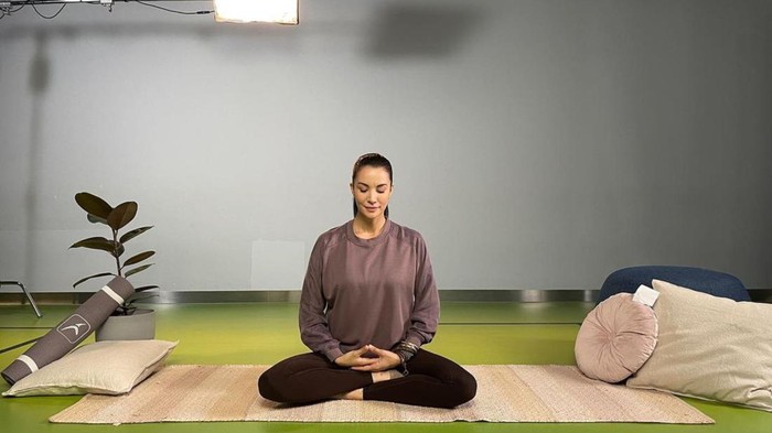 Nadya Hutagalung Nadya Hutagalung Terbiasa Meditasi buat Tenangkan Pikiran, Begini Potretnya
