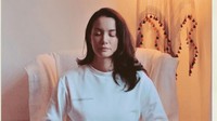Nadya menjelaskan alasannya memilih meditasi karena cara pelaksanaannya yang simpel dengan duduk, menutup mata, serta mengatur napas guna membuat pikiran menjadi tenang. (Foto: Instagram @nadyahutagalung)