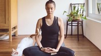“Aku pernah bertanya bagaimana cara terbaik untuk memulai meditasi? Jawabannya hanya duduk dengan postur tubuh yang baik dengan punggung yang lurus, pejamkan mata dan berhitung hingga 20,” tulisnya (15/9). (Foto: Instagram @nadyahutagalung)