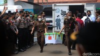 Berkas kasus pembunuhan Brigadir J tersebut dimuat dalam beberapa container box.