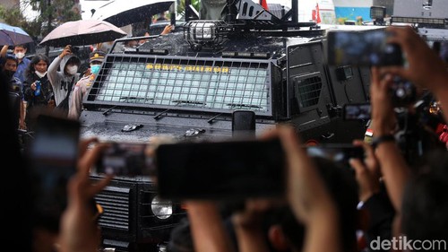 Bareskrim Polri menyerahkan berkas dan tersangka Ferdy Sambo ke Kejagung. Sambo dan istrinya, dibawa dengan kendaraan taktis (rantis) Brimob Polri.