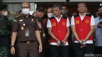 19 Agustus 2022, Brigjen Hendra Kurniawan ditempatkan khusus di Mako Brimob dan ditetapkan sebagai tersangka perusakan barang bukti dalam kasus pembunuhan Brigadir Yoshua. 7 September 2022, dijadwalkan sidang etik tapi tertunda karena polisi masih merampungkan berkas perkara. 13 September 2022, kembali dijadwalkan menjalani sidang etik. Namun lagi-lagi sidang ditunda. Polisi tidak menjelaskan alasannya. 21 September 2022, dijadwalkan sidang etik. Tetapi kembali ditunda karena saksi terkait sedang sakit parah. Agung Pambudhy/detikcom