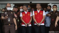 Mantan Karo Paminal Divisi Propam Polri Brigjen Hendra Kurniawan bertolak ke Jambi untuk menemui keluarga Brigadir Nopriansyah Yoshua Hutabarat atau Brigadir Yoshua pada 11 Juli 2022. Hendra terbang ke Jambi naik private jet bersama rombongannya, siapa saja? Pernyataan Brigjen Hendra di atas terlihat dalam salinan berita acara pemeriksaan (BAP) yang tim detikX dapatkan. Tersangka pelanggaran etik perusakan barang bukti pembunuhan Yoshua ini membenarkan keterangan tersebut tapi Hendra tidak menyebutkan nama pesawat yang digunakannya. Hendra mengungkap dia terbang ke Jambi atas perintah mantan Kadiv Propam Polri Irjen Ferdy Sambo, tersangka otak pembunuhan Brigadir Yoshua. Agung Pambudhy/detikcom