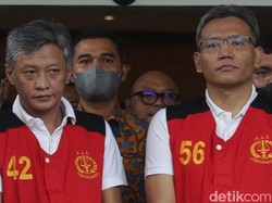 Brigjen Hendra Kurniawan dan Kombes Agus Nurpatria ditetapkan sebagai tersangka perintangan penyidikan kasus pembunuhan Brigadir Yosua. Mereka juga diperlihatkan ke publik usai penyerahan dari polisi ke jaksa. Foto: Agung Pambudhy