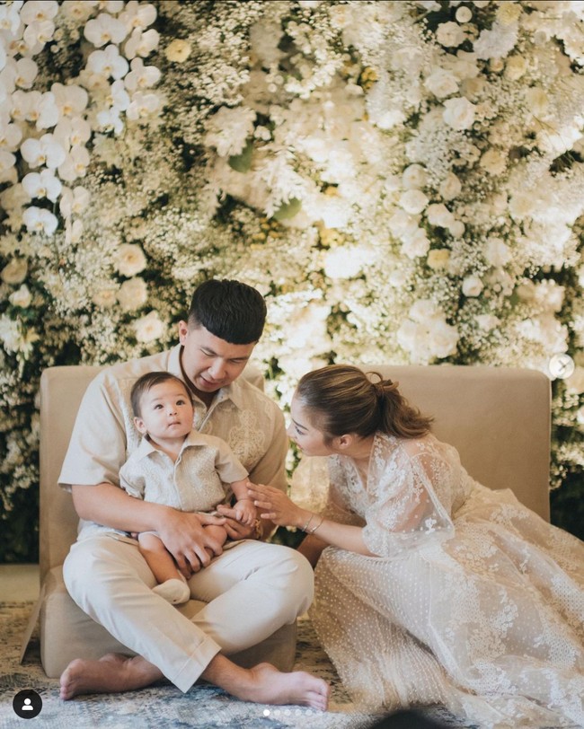 Acara berlangsung dengan khidmat. Terlihat Nikita Willy bersama suami dan anaknya tampil kompak dalam busana berwarna nude atau coklat muda. Foto: Instagram/@nikitawillyofficial94