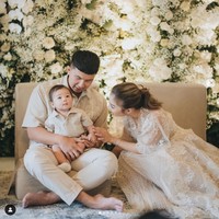 Acara berlangsung dengan khidmat. Terlihat Nikita Willy bersama suami dan anaknya tampil kompak dalam busana berwarna nude atau coklat muda. Foto: Instagram/@nikitawillyofficial94