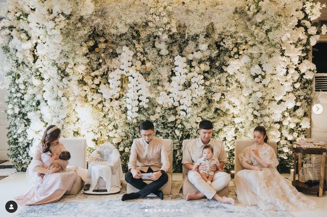 Dekorasi di acara aqiqah baby Izz itu juga tampak elegan dan cantik dengan dipenuhi bunga berwarna putih. Terlihat keluarga kecil Nikita Willy bersanding dengan keluarga sang adik, Winona Willy. Foto: Instagram/@nikitawillyofficial94