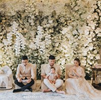 Dekorasi di acara aqiqah baby Izz itu juga tampak elegan dan cantik dengan dipenuhi bunga berwarna putih. Terlihat keluarga kecil Nikita Willy bersanding dengan keluarga sang adik, Winona Willy. Foto: Instagram/@nikitawillyofficial94