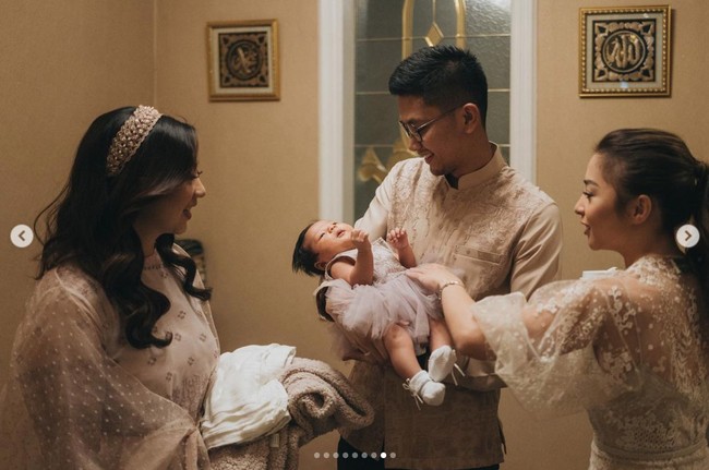 Sama-sama menggemaskan, Lalitha sendiri merupakan anak pertama dari Winona Willy dan Galih Baghaskara. Lalitha terlihat mengenakan dress yang berwarna dusty pink, senada dengan Winona. Foto: Instagram/@nikitawillyofficial94