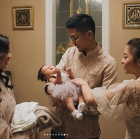 Sama-sama menggemaskan, Lalitha sendiri merupakan anak pertama dari Winona Willy dan Galih Baghaskara. Lalitha terlihat mengenakan dress yang berwarna dusty pink, senada dengan Winona. Foto: Instagram/@nikitawillyofficial94