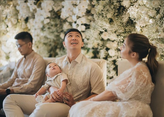 Baby Izz sendiri tampak menggemaskan dengan setelan kemeja dan celana pendek. Kemeja yang dikenakannya itu bermotif sama dengan yang dikenakan sang ayah, Indra Priawan. Foto: Instagram/@nikitawillyofficial94