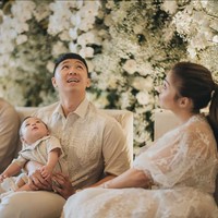 Baby Izz sendiri tampak menggemaskan dengan setelan kemeja dan celana pendek. Kemeja yang dikenakannya itu bermotif sama dengan yang dikenakan sang ayah, Indra Priawan. Foto: Instagram/@nikitawillyofficial94