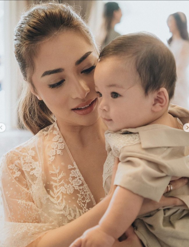 Sementara Nikita Willy tampil cantik dengan riasan bernuansa nude. Rambutnya tampak simpel dengan hanya diikat satu ke belakang. Foto: Instagram/@nikitawillyofficial94