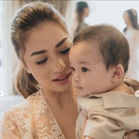 Sementara Nikita Willy tampil cantik dengan riasan bernuansa nude. Rambutnya tampak simpel dengan hanya diikat satu ke belakang. Foto: Instagram/@nikitawillyofficial94