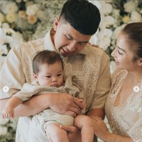 Penampilan anak Nikita Willy, baby Izz pun cukup mencuri atensi. Tak sedikit yang menyebut baby Izz terlihat tampan sekaligus menggemaskan. Foto: Instagram/@nikitawillyofficial94