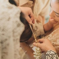 Begini momen saat rambut baby Izz digunting oleh sang nenek. Baby Izz terlihat nyaman berada di pelukan Nikita Willy. Foto: Instagram/@nikitawillyofficial94