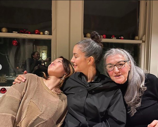 Seorang netizen pun penasaran, mengapa mantan VJ MTV memanggil putrinya Alex. “Aku berharap kamu tidak berkeberatan aku menanyakan ini. Adalah alasan mengapa kamu memilih memanggilnya Alex? Hanya penasaran,” tanya netizen dalam bahasa Inggris. Foto: dok. Instagram/Nadya Hutagalung