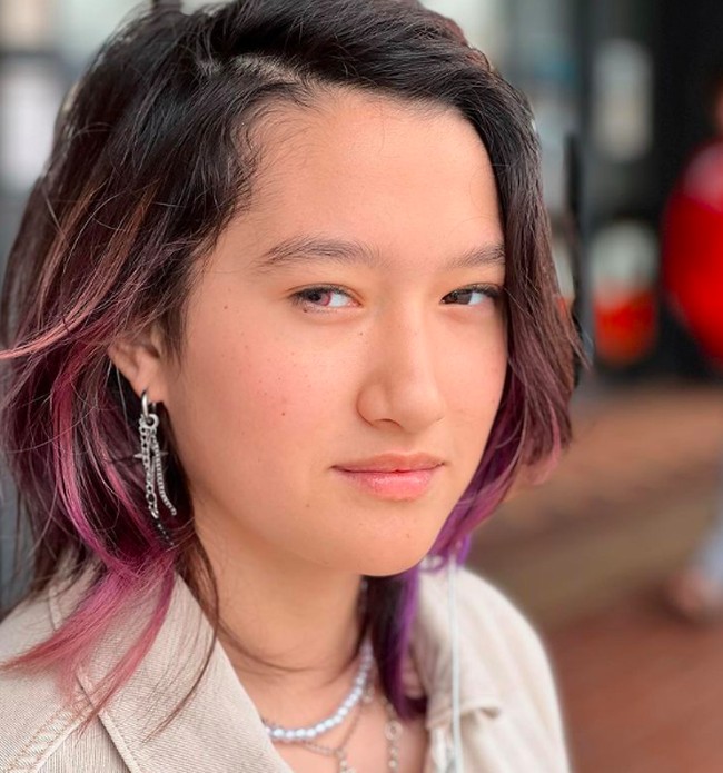 Wait. What?! Who is this human?! Where did my #lilchick go?! Even though I see Alex ( Nyla ) EVERYDAY. Suddenly, after lunch this individual appeared in front of me. In fact, I don’t think I even saw this person, only my camera did,” begitu keterangan foto ini. Nyla atau Alex terlihat manis dengan rambut yang di-highlight ungu. Foto: dok. Instagram/Nadya Hutagalung