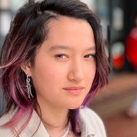 Wait. What?! Who is this human?! Where did my #lilchick go?! Even though I see Alex ( Nyla ) EVERYDAY. Suddenly, after lunch this individual appeared in front of me. In fact, I don’t think I even saw this person, only my camera did,” begitu keterangan foto ini. Nyla atau Alex terlihat manis dengan rambut yang di-highlight ungu. Foto: dok. Instagram/Nadya Hutagalung