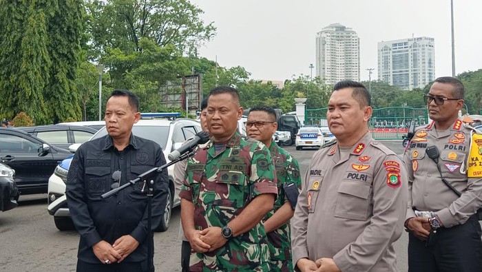 Pangdam Jaya (tengah bicara menggunakan mic)-(Adrial-detikcom)