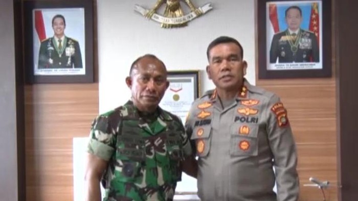 Pangdam XVIII/Kasuari Mayjen TNI Gabriel Lem dan Kapolda Papua Barat Irjen Daniel Tahi M Silitonga