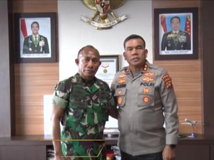 Pangdam Kasuari Terima Maaf Kapolda Papua Barat soal Polisi Jilat Kue HUT TNI