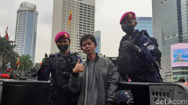 Parade alutsista TNI dari Istana Negara melintasi area Bundaran Hotel Indonesia (HI). Warga menyambut parade TNI dengan antusias tinggi. (Paradisa Nunni/detikcom)