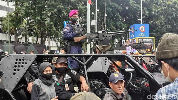 Parade alutsista TNI dari Istana Negara melintasi area Bundaran Hotel Indonesia (HI). Warga menyambut parade TNI dengan antusias tinggi. (Paradisa Nunni/detikcom)