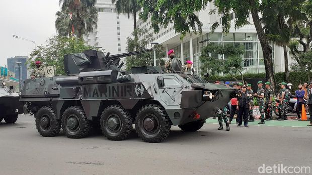 Parade alutsista TNI dari Istana Negara melintasi area Bundaran Hotel Indonesia (HI). Warga menyambut parade TNI dengan antusias tinggi. (Paradisa Nunni/detikcom)