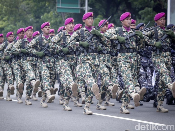 Upacara peringatan Hari Ulang Tahun (HUT) ke-77 TNI dilaksanakan di Istana Merdeka, Jakarta Pusat. Sejumlah alutsista serta pasukan TNI menggelar parade.