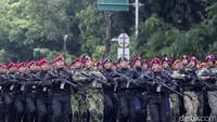 Dirgahayu ke-77 Tentara Nasional Indonesia, TNI adalah kita, kata salah satu kelompok TNI yang lakukan parade.