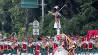 Marching band TNI tengah beraksi.