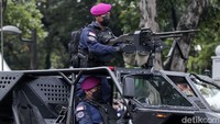 Jalan Medan Merdeka Barat ditutup bagi pengendara saat parade TNI digelar. Hanya bus TransJakarta yang diperbolehkan lewat.
