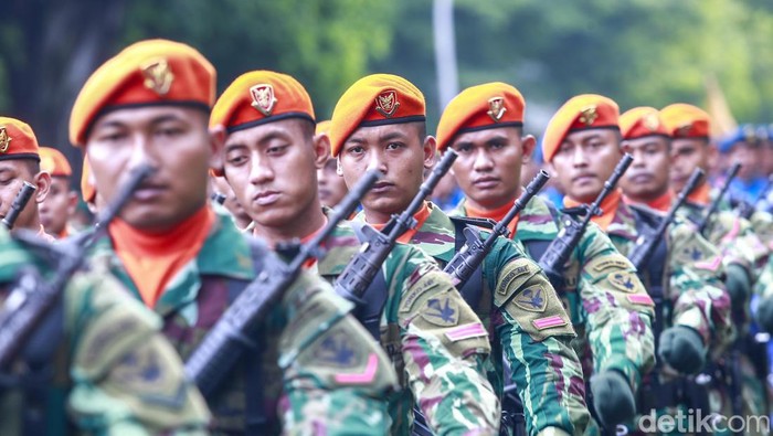 Upacara peringatan Hari Ulang Tahun (HUT) ke-77 TNI dilaksanakan di Istana Merdeka, Jakarta Pusat. Sejumlah alutsista serta pasukan TNI menggelar parade.