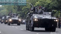 Sebelumnya juga terlihat pemandangan dari aksi akrobatik Jupiter Aerobatic Team (JAT) TNI Angkatan Udara (AU). Beberapa pesawat tempur juga terbang di atas Istana Negara.