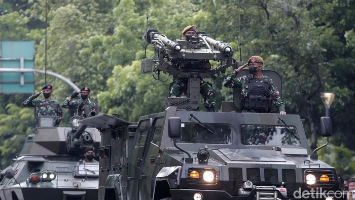 Parade Prajurit dan Alutsista TNI di Depan Istana Merdeka Upacara peringatan Hari Ulang Tahun (HUT) ke-77 TNI dilaksanakan di Istana Merdeka, Jakarta Pusat. Sejumlah alutsista serta pasukan TNI menggelar parade.